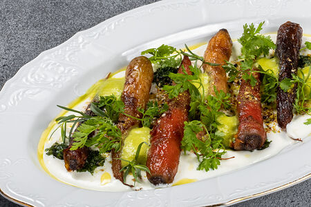 Молодая морковь конфи с муссом из феты и эстрагоном