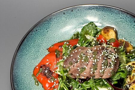 Овощной салат с говядиной