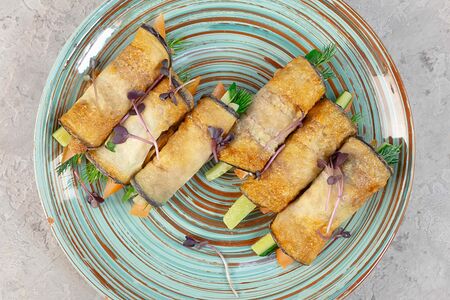 Рулетики из баклажан с овощами