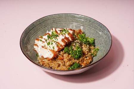 Вок Рис с хрустящим цыплёнком и кивпи майо