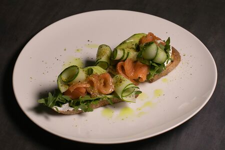 Брускетты с лососем и авокадо