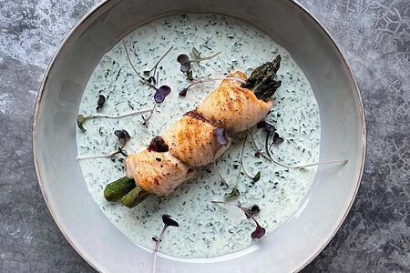 Рулет из лосося со спаржей