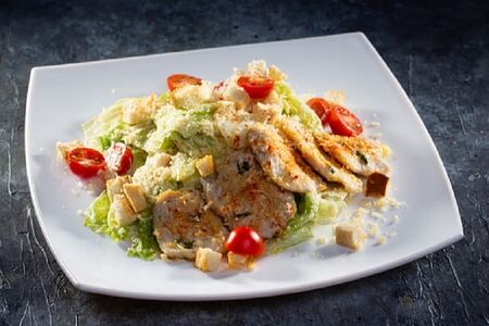 Салат цезарь с курицей