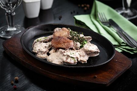 Куриная печень с шалфеем в сливочном соусе