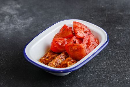 Салат с жареным халуми и томатами