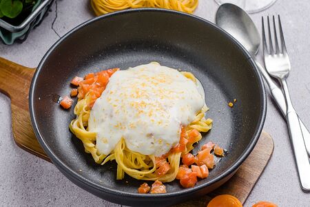 Лингвини с тартаром из лосося и муссом из пармезана