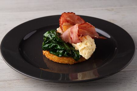 Скрэмбл по-американски с беконом