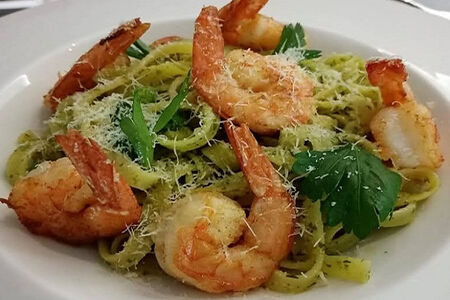 Паста с чесночными креветками