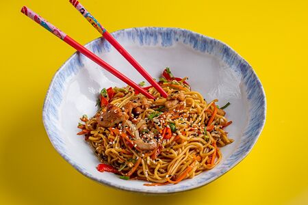 Лапша с курицей в соусе терияки юдзу