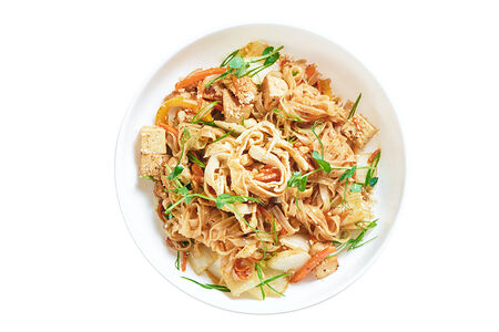 Пад-тай с рисовой лапшой и грудкой цыпленка