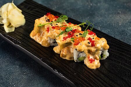 Ролл Лава с тёплым спайси соусом