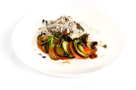 Медальоны из телятины с овощами гриль