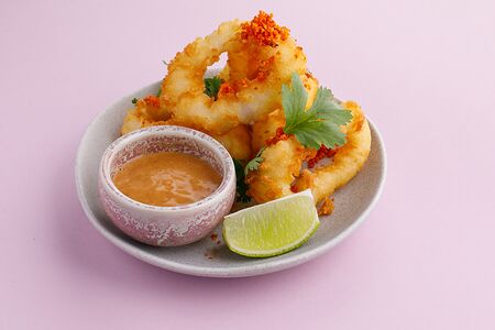 Хрустящий кальмар с соусом том ям