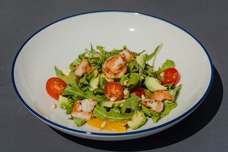 Салат с креветкой, авокадо и рукколой