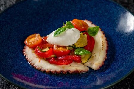 Осьминог с обжаренными овощами