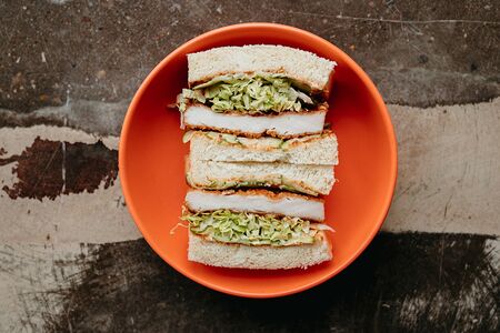 Сэндвич с цыплёнком кацу