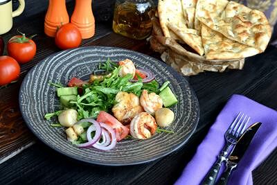 Теплый салат из сибаса и морепродуктов