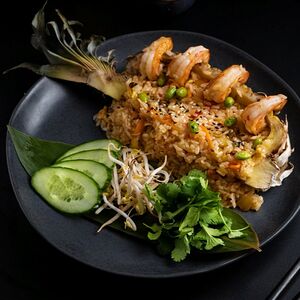 Жареный рис с креветками и ананасом