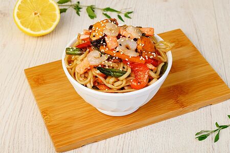 Wok с морепродуктами и овощами