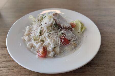 Салат Цезарь с цыпленком