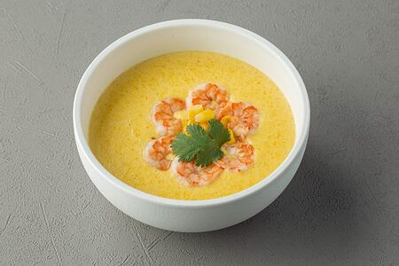 Сладкий кукурузный суп-пюре с креветками