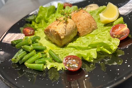 Стейк тунца в медово-горчичной заправке