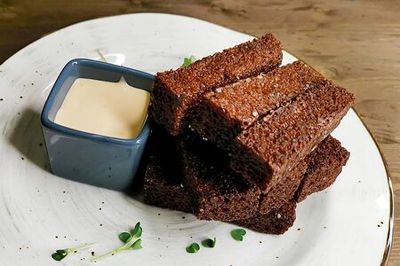 Гренки с сырным соусом