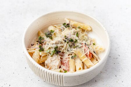 Пенне с курицей и грибами в сливочном соусе