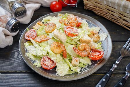 Салат Цезарь с креветками