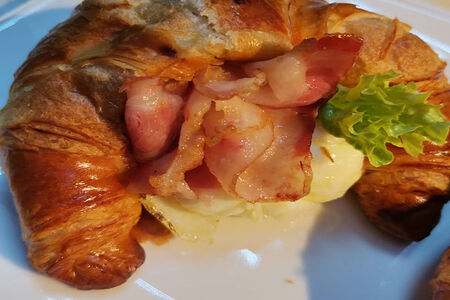 Круассан с хрустящим беконом и яйцом пашот
