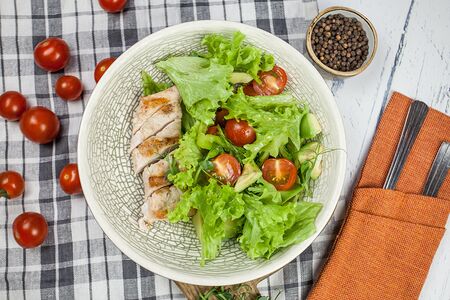 Салат с индейкой, овощами и греческим йогуртом