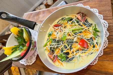 Филе судака со шпинатом в сливочном соусе