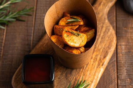 Картофель по-деревенски с соусом