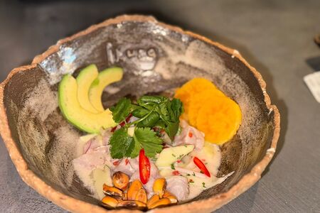 Севиче из сибаса с авокадо и соусом Tiger Milk