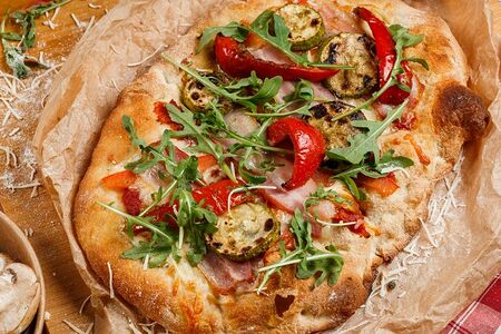 Римская пицца с ветчиной и овощами гриль