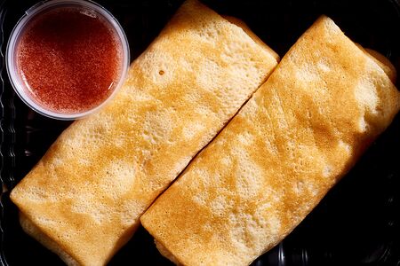 Блинчики с творожным муссом, бананом и клубничным соусом