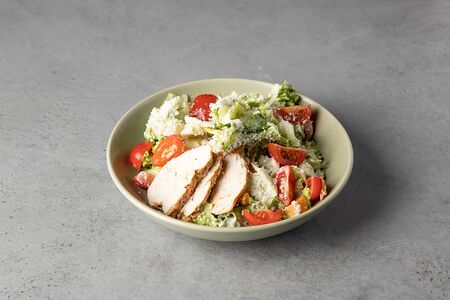 Салат Цезарь с курицей