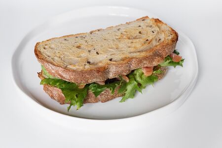 Сэндвич с лососем, творожным сыром и соусом из клюквы