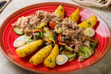 Салат с тунцом