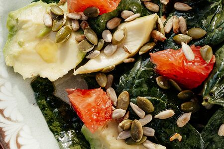 Зеленый салат с авокадо и грейпфрутом