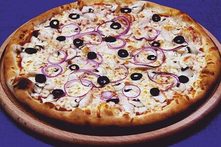 Пицца с курицей и грибами