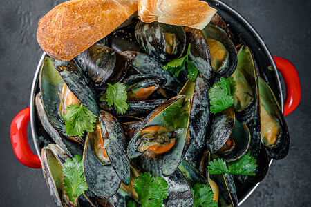 Мидии в зеленом карри