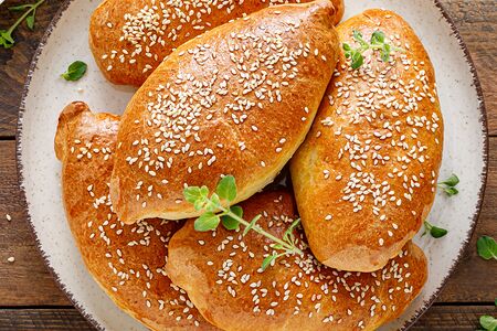 Пирожок с капустой