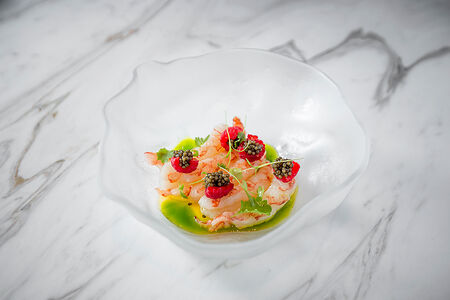 Крудо из аргентинской креветки с малиной и черной икрой