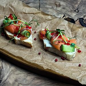 Брускетта с лососем