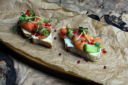 Брускетта с лососем