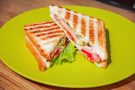 Сэндвич с ветчиной и сыром