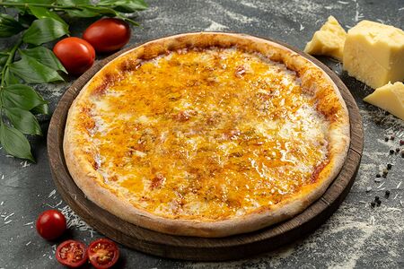 Пицца Четыре сыра на томатной основе