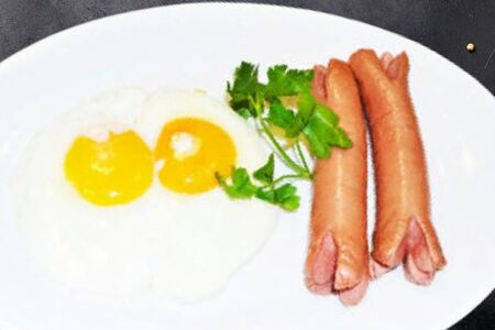 Яичница с сосиской