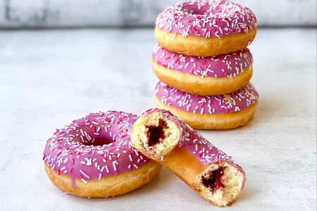 Донат ягодный